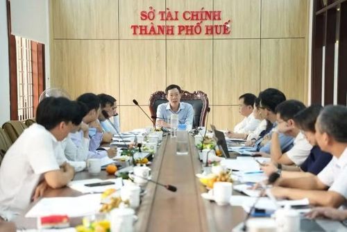 Phó Chủ tịch UBND TP Huế Hà Văn Tuấn (giữa) chủ trì buổi làm việc với đoàn công tác của Bộ Tài chính về tình hình sắp xếp, xử lý và khai thác các cơ sở nhà, đất dôi dư.