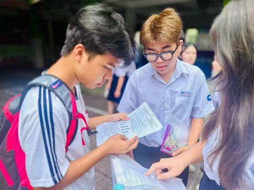 Viết Khôi (giữa) cùng bạn trao đổi về đề thi Toán. Ảnh: Thùy Linh.