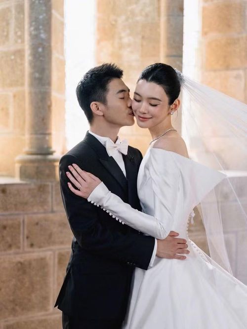 Điểm đặc biệt và cũng là khoảnh khắc được quan tâm nhất trong hôn lễ chính là sự xuất hiện của hai con của cặp đôi, góp phần tạo nên bầu không khí ấm áp, gần gũi.
