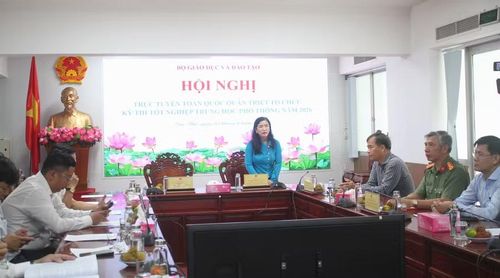 Bà Trần Thị Huyền, Quyền Giám đốc Sở GD&ĐT TP Cần Thơ phát biểu tại Hội nghị trực tuyến.