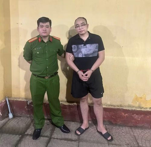 Phạm Ngọc Mạnh (bên phải) bị cơ quan công an bắt giữ (Ảnh Công an Hà Nội).