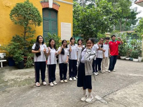 Nữ sinh tự tin vào thi môn chuyên với sự cổ vũ, động viên của các anh chị khóa trước. Ảnh: Hà An.