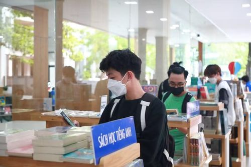 Sinh viên tìm kiếm tài liệu học tập tại thư viện Trường Đại học Công thương TPHCM. Ảnh: HUIT.