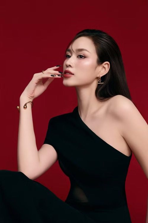 Đặc biệt, sau khi kết hôn với chồng doanh nhân, cuộc sống của cô càng nhận được nhiều sự quan tâm, mỗi động thái trên mạng xã hội hay tại các sự kiện đều nhanh chóng trở thành chủ đề được bàn luận.