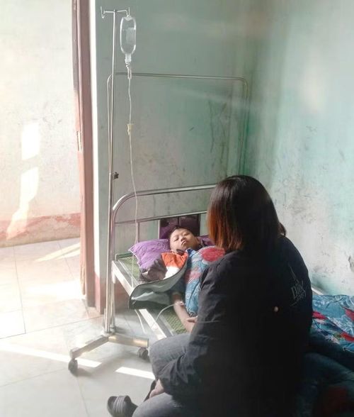 Cô Lộc Thị Lưu - nhân viên y tế Trường PTDTBT THCS Tả Ván trong một lần đưa học sinh đến khám tại trạm y tế xã và chăm sóc nam sinh khi phụ huynh chưa đến kịp.