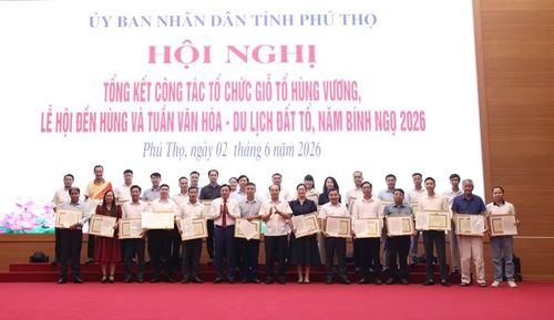 Báo GD&TĐ và các cơ quan báo chí nhận Bằng khen của UBND tỉnh và Thư khen của Bí thư Tỉnh ủy Phú Thọ.