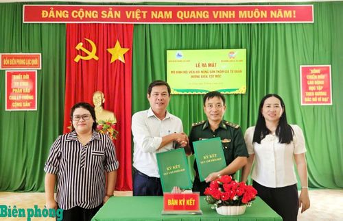 Đồn Biên phòng Lạc Quới và Hội Nông dân xã Ba Chúc ký kết quy chế phối hợp, ra mắt mô hình “Hội viên Hội Nông dân tham gia tự quản đường biên, cột mốc”. Ảnh: Hoàng Thanh