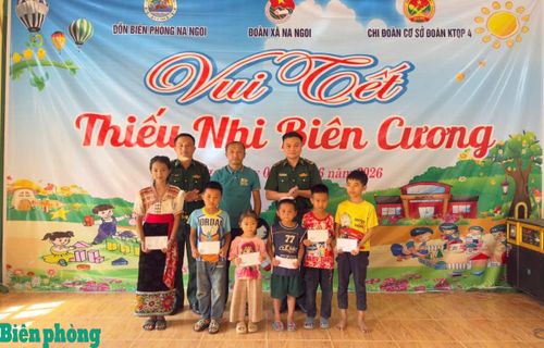 Các cán bộ Đồn Biên phòng Na Ngoi, Bộ đội Biên phòng tỉnh Nghệ An trao tặng quà cho các em nhỏ tại bản Tặng Phăn, xã Na Ngoi, tỉnh Nghệ An, trong chương trình “Vui Tết thiếu nhi biên cương”. Ảnh: Hải Thượng