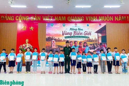 Cán bộ Đồn Biên phòng cửa khẩu quốc tế Vĩnh Xương, Bộ đội Biên phòng tỉnh An Giang trao quà tặng trẻ em có hoàn cảnh khó khăn xã Vĩnh Xương, tỉnh An Giang trong chương trình Chào mừng Ngày Quốc tế Thiếu nhi với chủ đề “Măng non vùng biên giới”. Ảnh: Hồng Nam