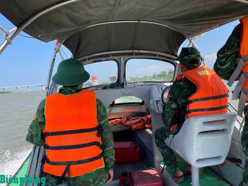 Đồn Biên phòng Diễn Thành phối hợp triển khai các biện pháp khắc phục. Ảnh: Anh Bách