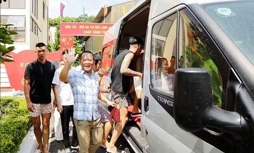 Chuyến xe đưa người được đặc xá trở về nhà.