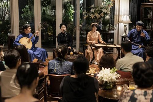 Mô hình thưởng thức nghệ thuật quy mô nhỏ đang được một số khán giả đô thị quan tâm nhờ trải nghiệm gần gũi giữa nghệ sĩ và người nghe.