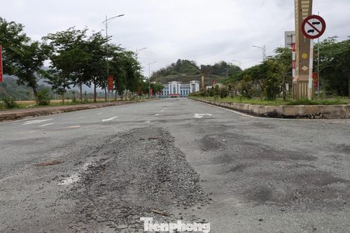 Đoạn trước Quảng trường và trụ sở Đảng ủy, UBND xã Nậm Hàng đã bị lún thành vệt dài. Nhiều đoạn, nhựa át phan bị bong bật, mất kết dính.