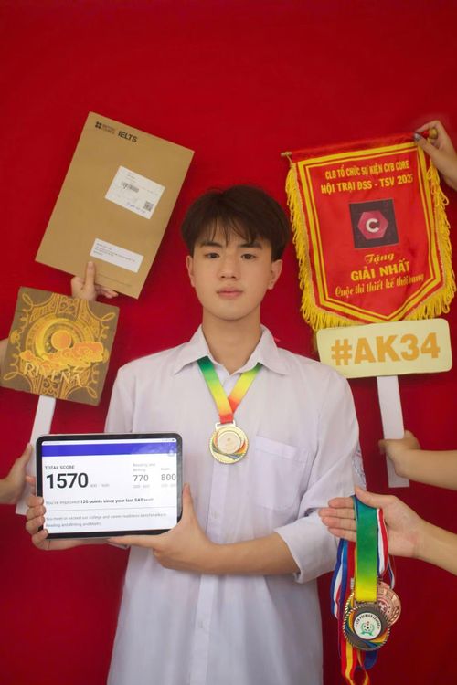 Em Nguyễn Đình Long, lớp 12 chuyên Anh, Trường THPT Nguyễn Tất Thành, tỉnh Lào Cai.