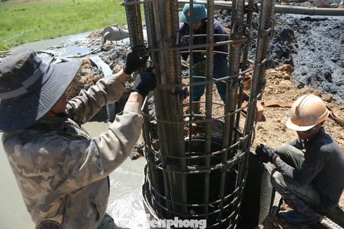 Để bảo vệ sức khỏe người lao động, các nhà thầu đã triển khai nhiều giải pháp ứng phó với nắng nóng. Nhiều công nhân tự trang bị áo điều hòa có gắn quạt làm mát.
