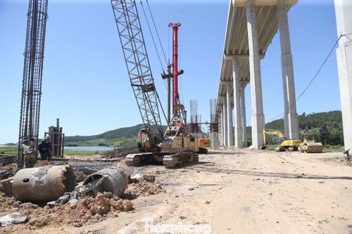 Theo các công nhân, để đảm bảo sức khỏe trong những ngày nắng nóng, các công nhân phải thay đổi giờ làm. Buổi sáng bắt đầu từ 6h sáng đến 10h trưa. Buổi chiều sau 14h hoặc muộn hơn.