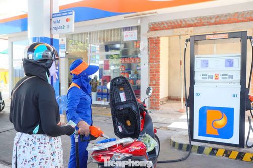 Người dân đến đổ xăng E10.
