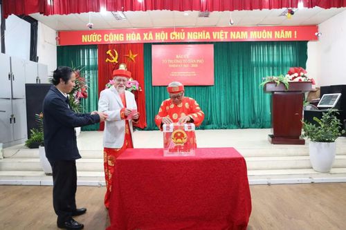 Người dân đi bầu Tổ trưởng Tổ dân phố.
