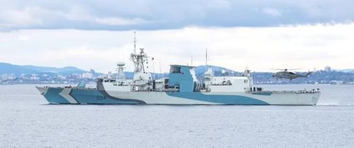 Tàu khu trục HMCS Regina của Canada mang lớp sơn ngụy trang bắt mắt, tham gia một cuộc tập trận vào năm 2020. Ảnh: Canadian Forces.