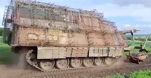 Xe tăng “rùa” của Nga có lớp giáp bảo vệ bổ sung và một con lăn rà phá bom mìn gắn kèm. Nguồn: X.