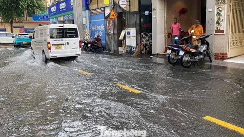 Đây được xem là lần đầu tiên trong năm nay khi bắt đầu mùa mưa, phố đi bộ Bùi Viện ghi nhận tình trạng ngập do mưa lớn.