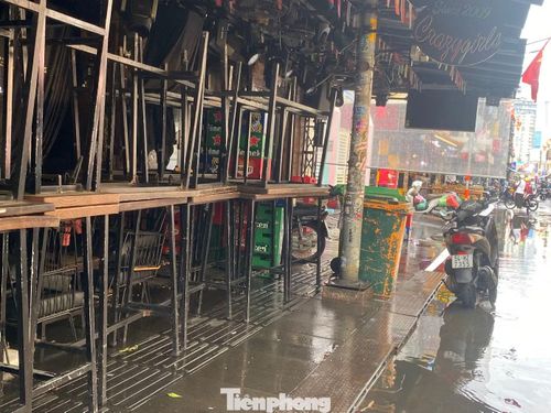 Không chỉ ảnh hưởng đến giao thông, nước ngập còn khiến hoạt động kinh doanh của các hàng quán dọc tuyến phố bị xáo trộn.