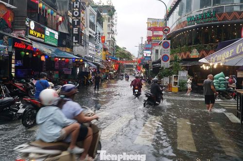 Theo người dân sinh sống trên đường Bùi Viện, khoảng 30 phút sau khi mưa lớn trút xuống, nhiều đoạn trên đường này đã chìm trong nước. Đoạn ngập nặng nhất kéo dài từ giao lộ Bùi Viện - Cống Quỳnh đến Bùi Viện - Đỗ Quang Đẩu.