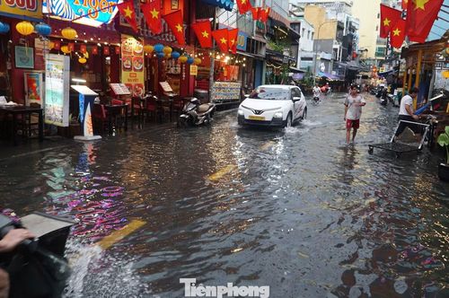 Phố "Tây" Bùi Viện ngập úng, các phương tiện di chuyển khó khăn sau mưa.