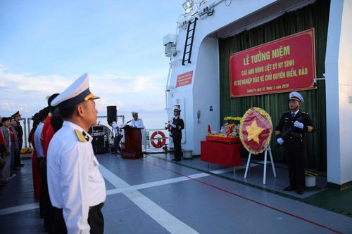 Lễ tưởng niệm các anh hùng liệt sĩ đã hy sinh vì sự nghiệp bảo vệ chủ quyền biển đảo thiêng liêng của Tổ quốc được tổ chức trên tàu KN-490.