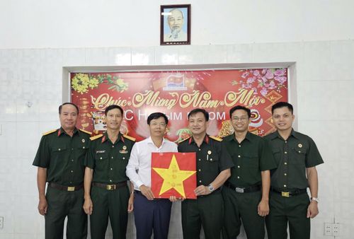 Anh Phùng Đình Lâm trao tặng lá cờ Tổ quốc mang dấu ấn hành trình từ Trường Sa và Nhà giàn DK1 tới Hội Cựu chiến binh Vietsovpetro.