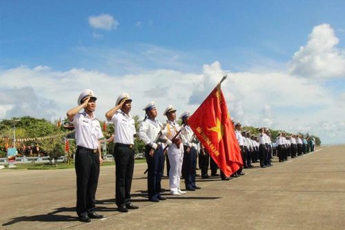 Buổi lễ chào cờ tại đảo Trường Sa.