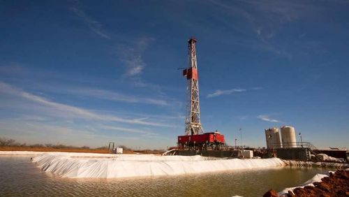 Mỗi ngày, hoạt động khai thác dầu tại lưu vực Permian ở Texas xử lý hơn 20 triệu thùng nước khai thác. Loại nước thải giàu khoáng chất được đưa lên mặt đất cùng dầu thô này chứa lithium hòa tan. (Ảnh: AFP)