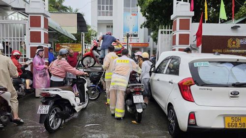 CSGT hỗ trợ người dân đẩy xe ra khỏi khu vực ngập.