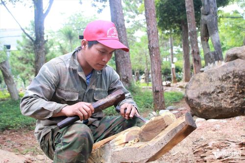 Từ sự chỉ dạy của Nghệ nhân Ưu tú A Gông, giờ đây, anh A Rây đã có thể tự tay tạo nên những bức tượng gỗ hoàn chỉnh, đẹp mắt. Ảnh: Ngọc Chí