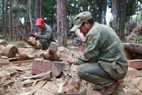 Các nghệ nhân ở làng Kon Du, xã Măng Đen gìn giữ nghề tạc tượng gỗ dân gian truyền thống. Ảnh: Ngọc Chí