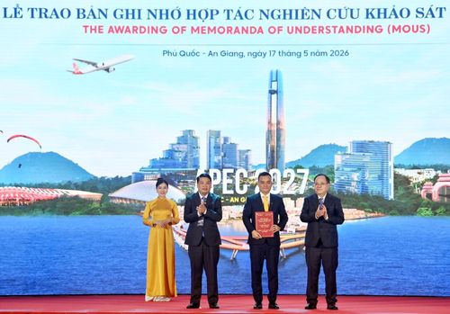 Đại diện Sun Group nhận biên bản ghi nhớ hợp tác đầu tư hàng loạt dự án với tổng vốn gần 100 ngàn tỷ đồng. Ảnh: Ánh Dương
