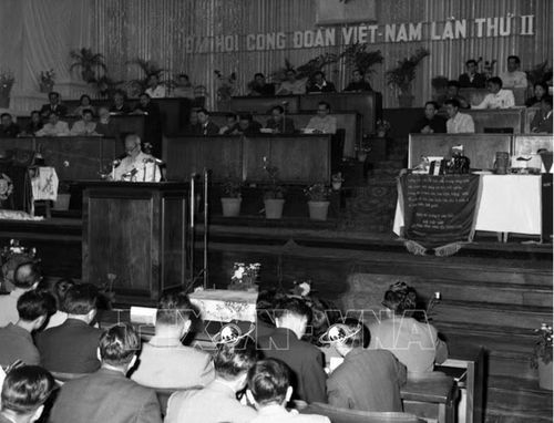 Chủ tịch Hồ Chí Minh nói chuyện tại Đại hội Công đoàn Việt Nam lần thứ II.