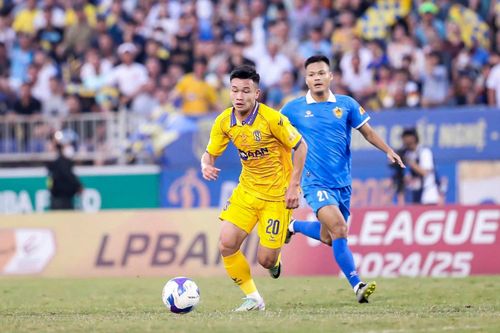 Tiền vệ Ngô Văn Lương (áo vàng). Ảnh FBNV.