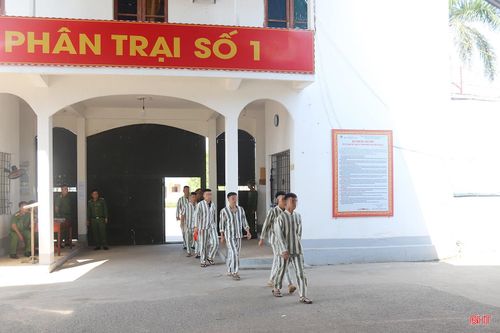 Các phạm nhân được đặc xá đi nhận tiền mặt, giấy chứng nhận đặc xá... và hoàn tất các thủ tục trước khi rời trại.