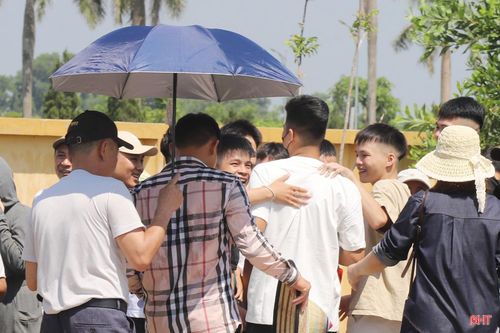 Giây phút người được đặc xá vỡ òa trong vòng tay của gia đình, bè bạn.