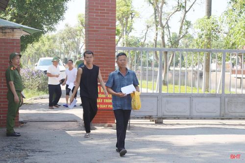 Phạm nhân được đặc xá trước thời khắc đoàn viên.