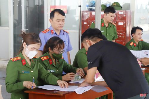Phạm nhân được đặc xá nhận quần áo, đồ dùng cá nhân và nghe kiểm tra thông tin nhân thân.