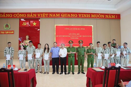 Phạm nhân tại Trại giam Xuân Hà và Trại tạm giam Công an tỉnh được trao quyết định đặc xá.