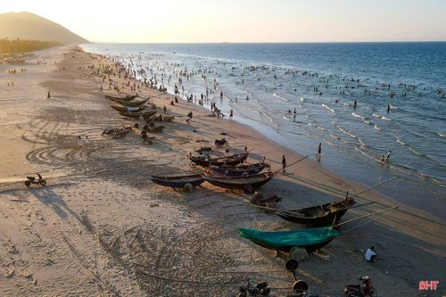 Bãi biển Hải Ninh sở hữu đường bờ biển dài, cát mịn, nước biển sạch cùng cảnh quan thiên nhiên còn giữ được nét hoang sơ.