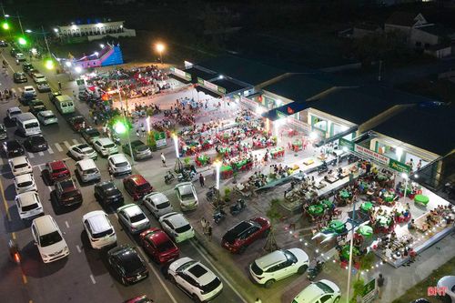 Dọc bãi biển, các nhà hàng hải sản được quy hoạch và xây dựng đồng bộ, kiên cố, phục vụ nhu cầu của du khách gần xa.