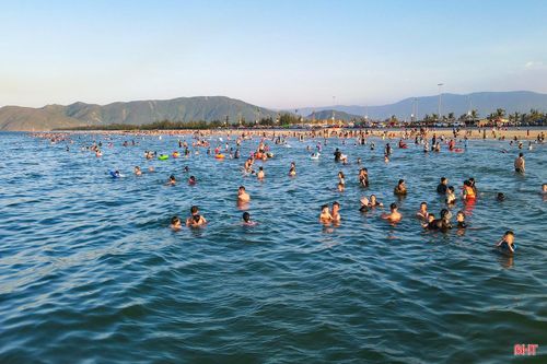Ngay từ những ngày đầu tuần, lượng du khách về biển Hải Ninh đã rất đông đúc, nhộn nhịp.
