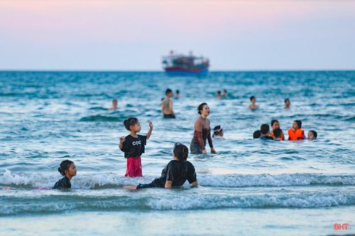 Những buổi chiều hòa mình vào biển trở thành kỷ niệm đẹp trong ngày hè của các bạn nhỏ.