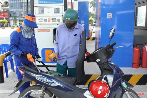 Các trụ bơm tại các cửa hàng xăng dầu đã được cập nhật thông tin nhận diện xăng E10 RON95 mức III (gọi tắt là xăng E10).