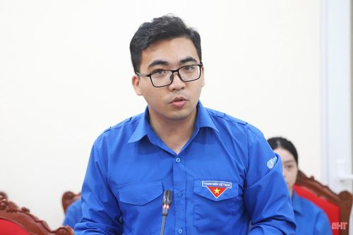 Phó Trưởng ban Công tác Đoàn và Thanh thiếu nhi, Ủy ban MTTQ Việt Nam tỉnh Hà Tĩnh Nguyễn Đăng Anh phát biểu tại lễ ra quân.