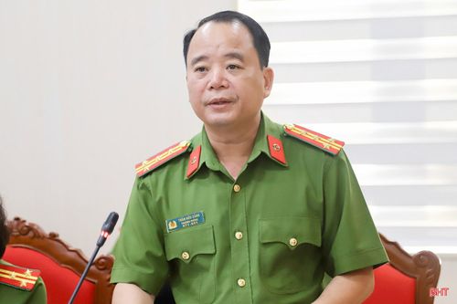 Đại tá Trần Hữu Cảnh - Trưởng phòng Cảnh sát Quản lý hành chính về trật tự xã hội thông qua kế hoạch triển khai chiến dịch.